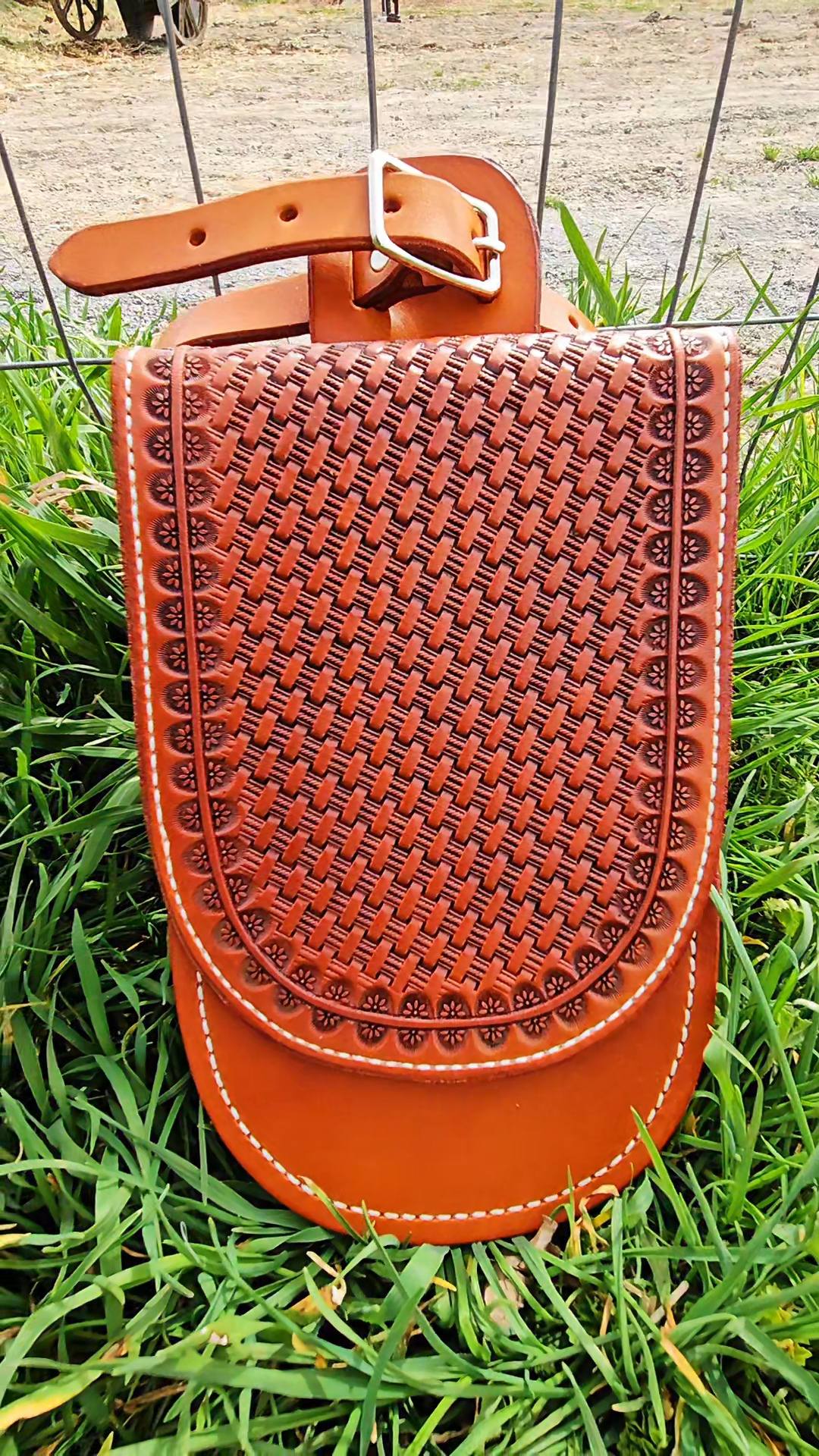 Basket weave saddle pocket
